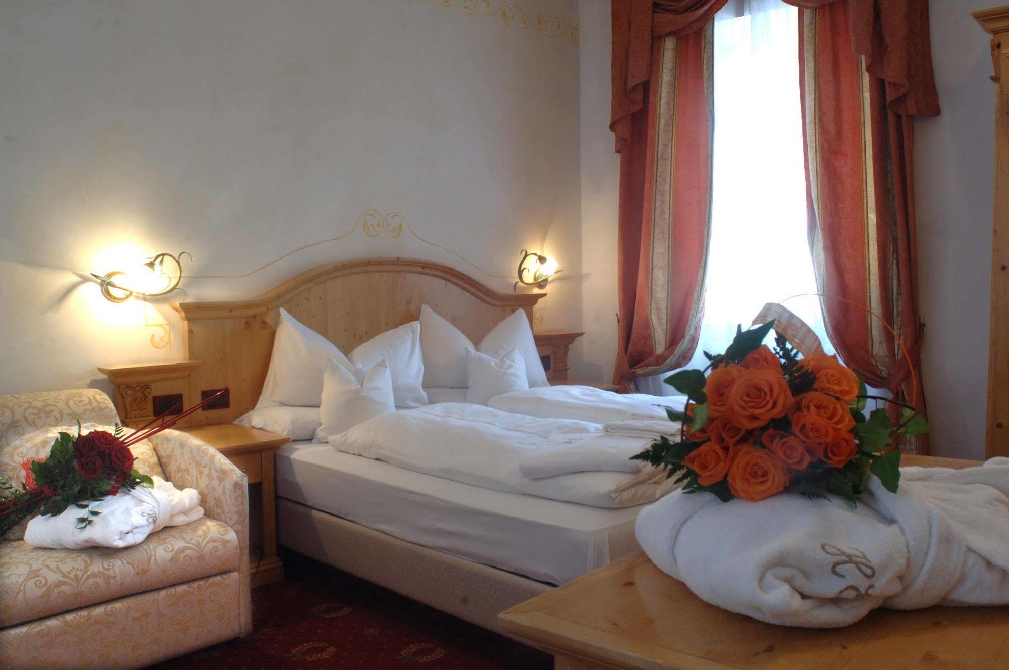 Romantic Hotel Excelsior Cavalese Exteriör bild